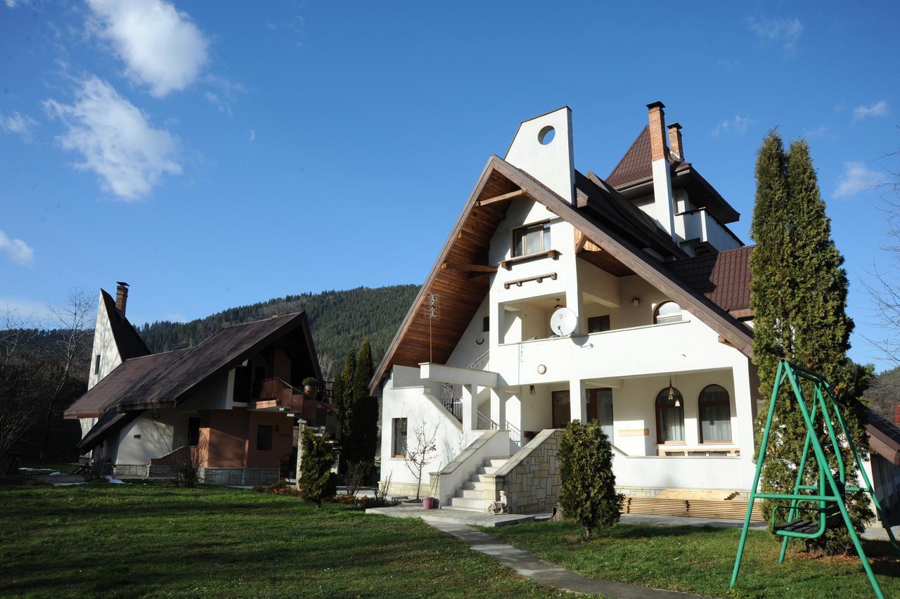 Castelul De Smarald Bed & Breakfast Pangaracior Dış mekan fotoğraf