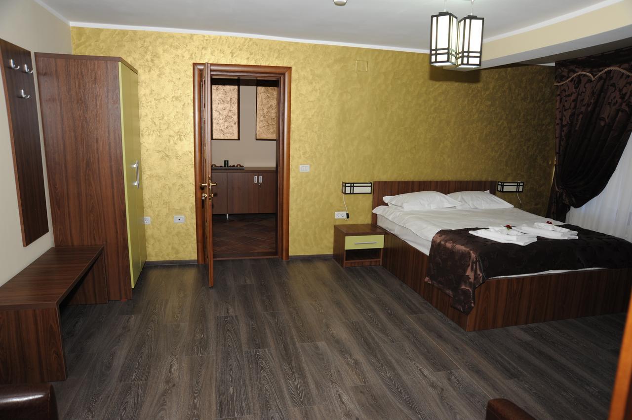 Castelul De Smarald Bed & Breakfast Pangaracior Dış mekan fotoğraf