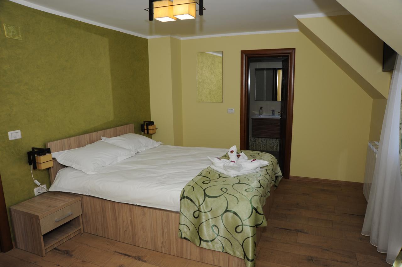 Castelul De Smarald Bed & Breakfast Pangaracior Dış mekan fotoğraf