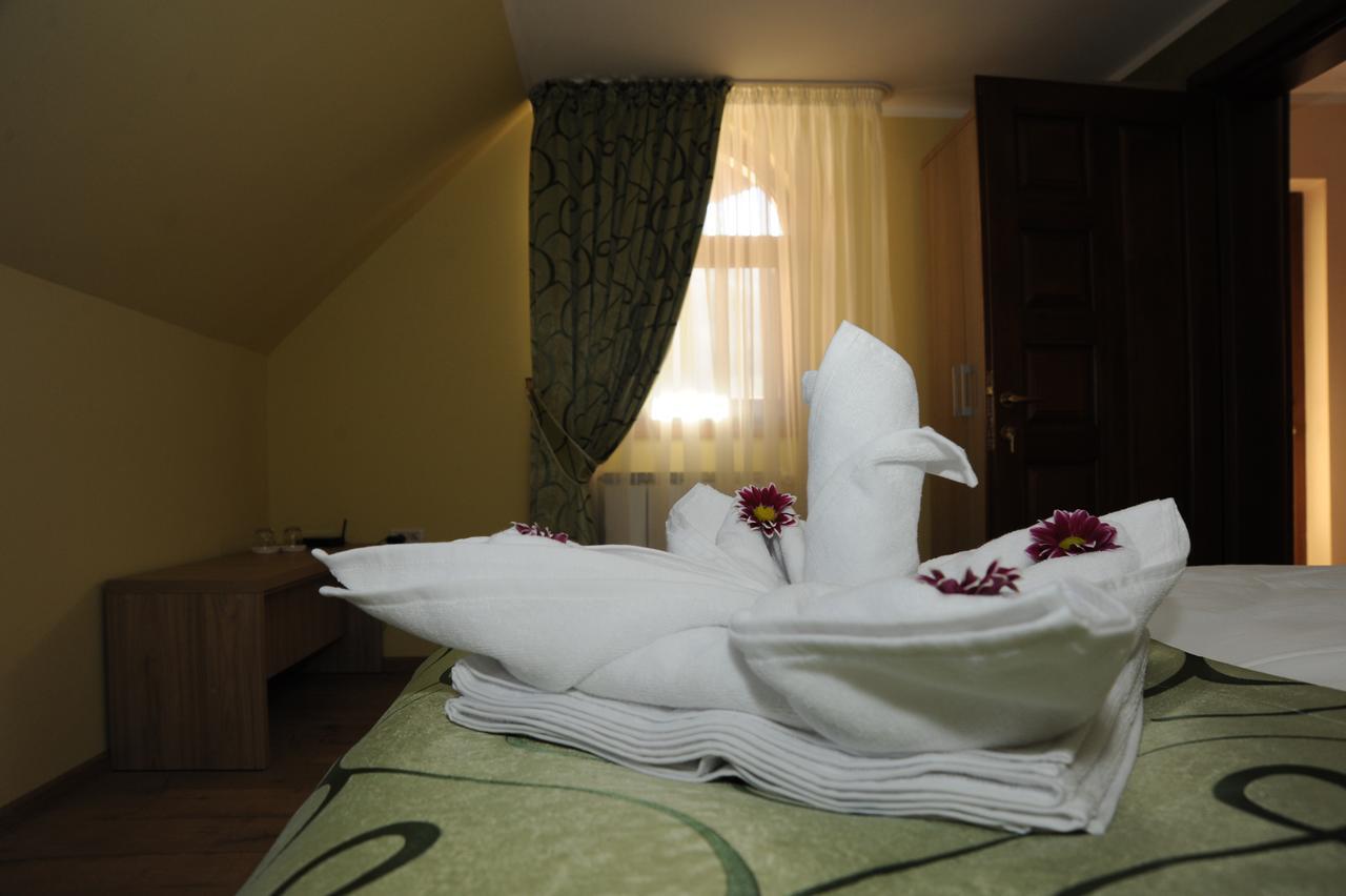 Castelul De Smarald Bed & Breakfast Pangaracior Dış mekan fotoğraf