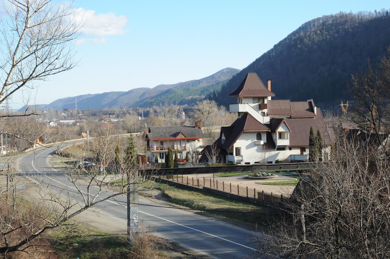 Castelul De Smarald Bed & Breakfast Pangaracior Dış mekan fotoğraf