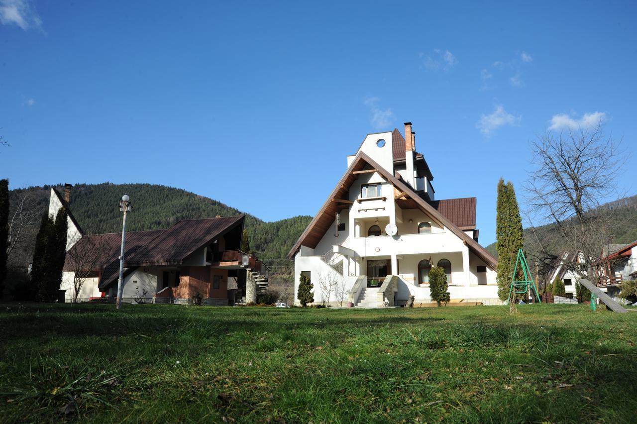 Castelul De Smarald Bed & Breakfast Pangaracior Dış mekan fotoğraf