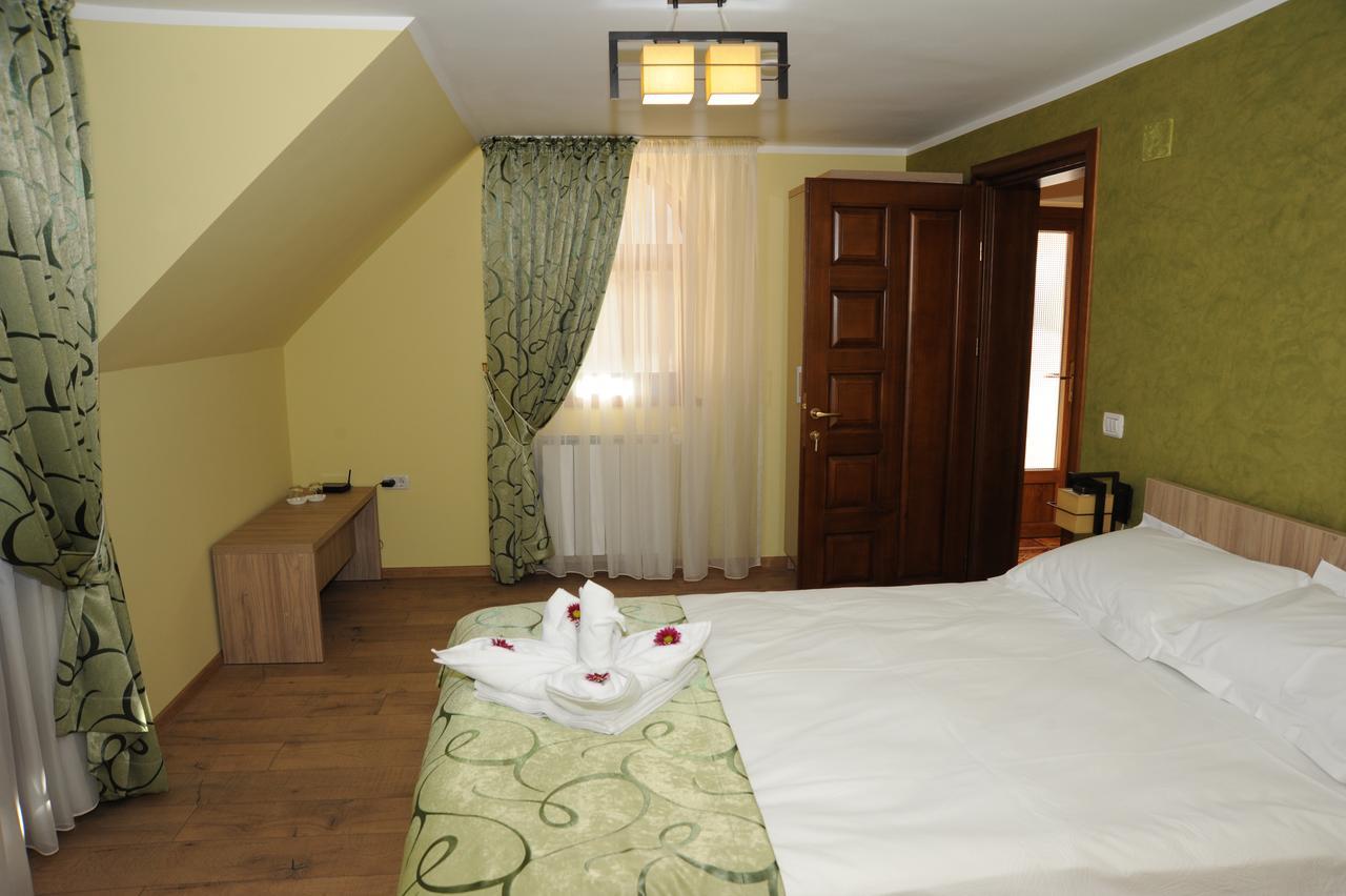 Castelul De Smarald Bed & Breakfast Pangaracior Dış mekan fotoğraf