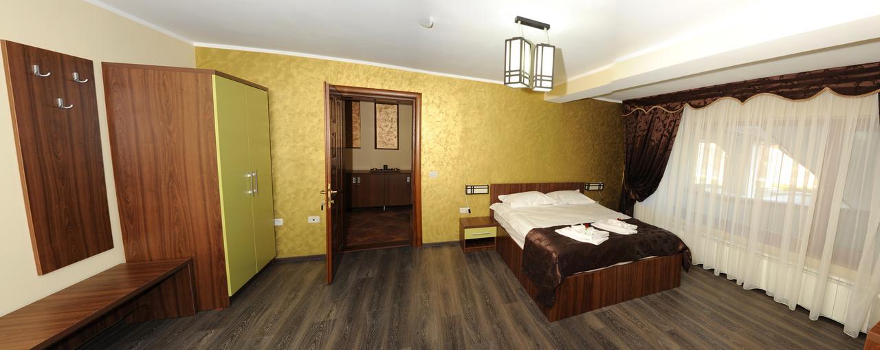 Castelul De Smarald Bed & Breakfast Pangaracior Dış mekan fotoğraf