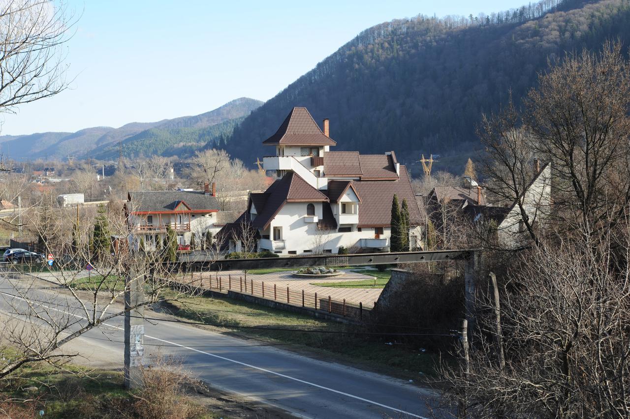 Castelul De Smarald Bed & Breakfast Pangaracior Dış mekan fotoğraf