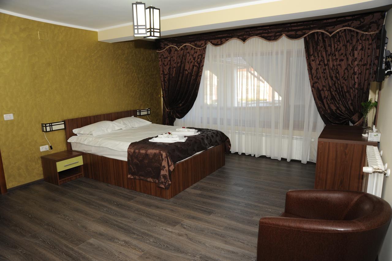 Castelul De Smarald Bed & Breakfast Pangaracior Dış mekan fotoğraf