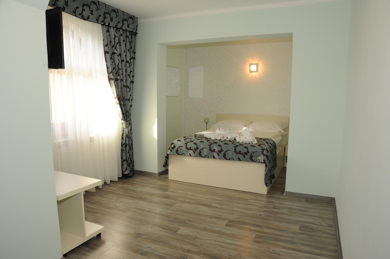 Castelul De Smarald Bed & Breakfast Pangaracior Dış mekan fotoğraf